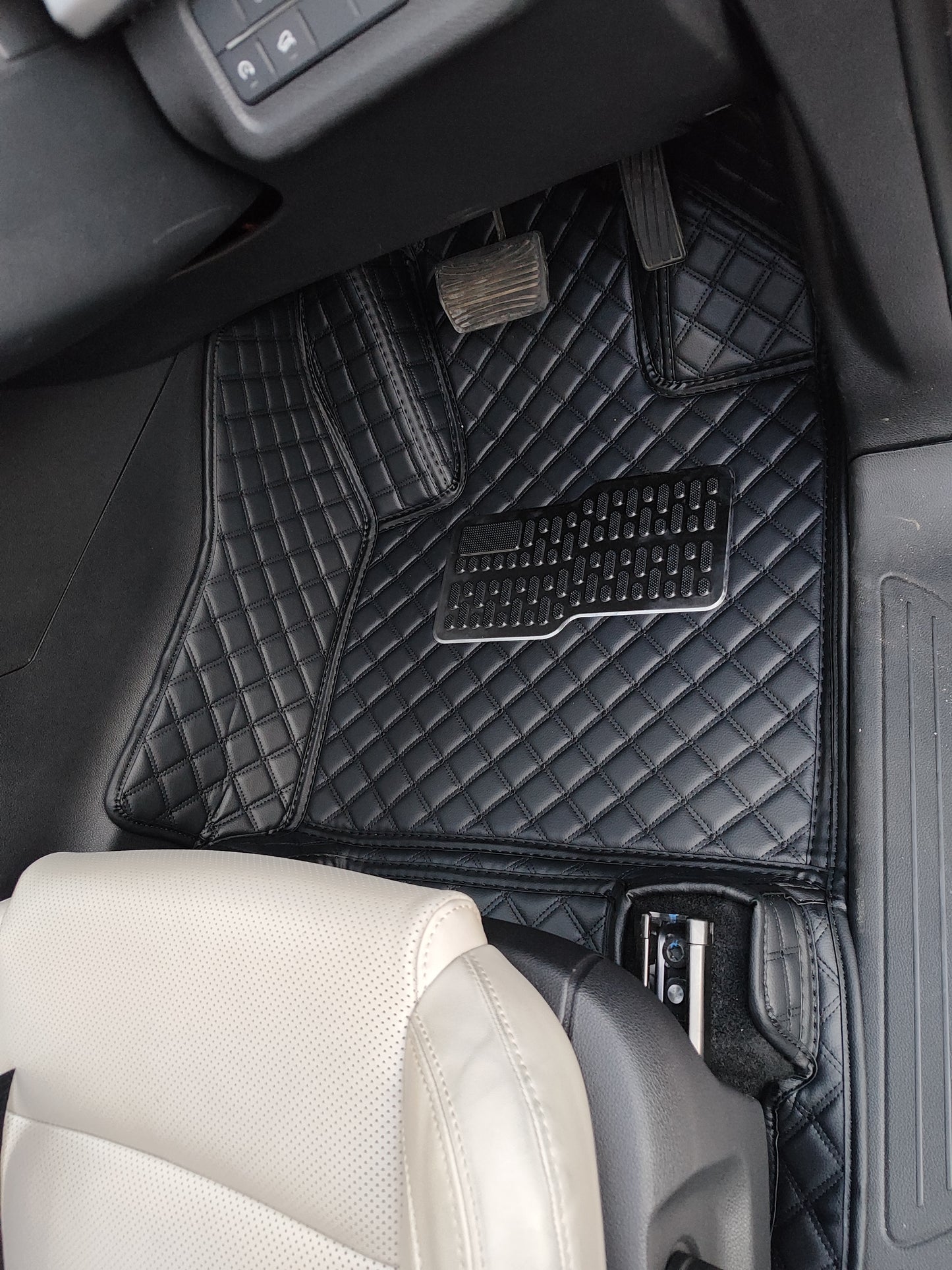 Custom-made floor mats for Mahindra XUV700