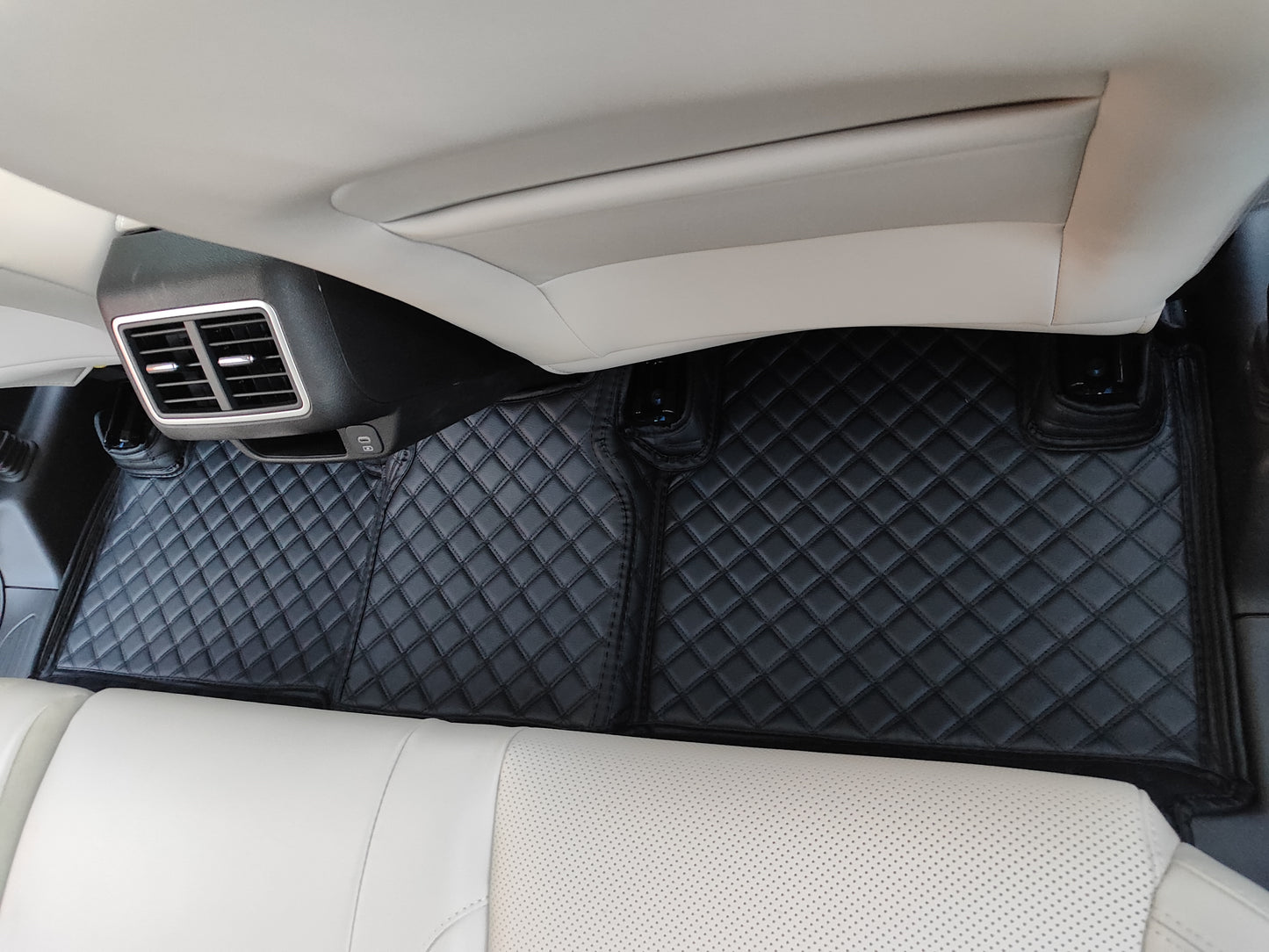 Custom-made floor mats for Mahindra XUV700