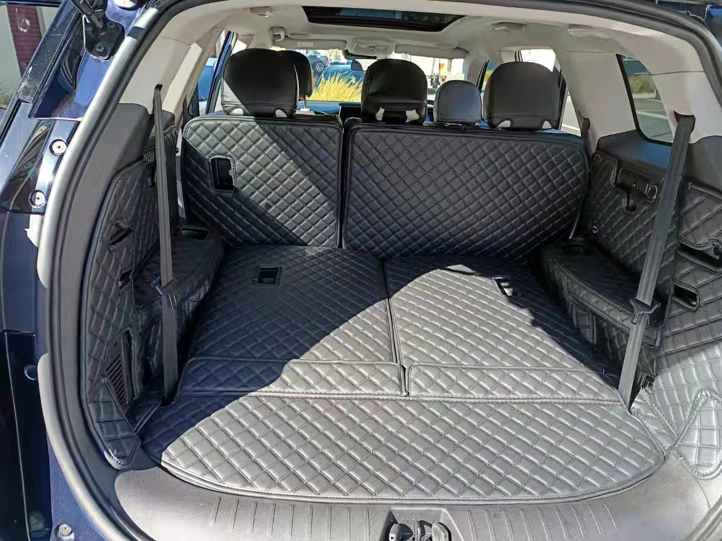 Custom-made boot liner for Mahindra XUV700