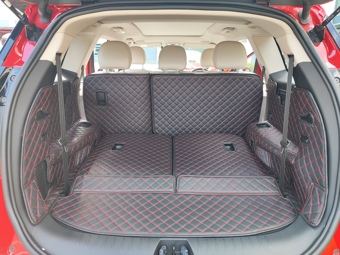 Custom-made boot liner for Mahindra XUV700