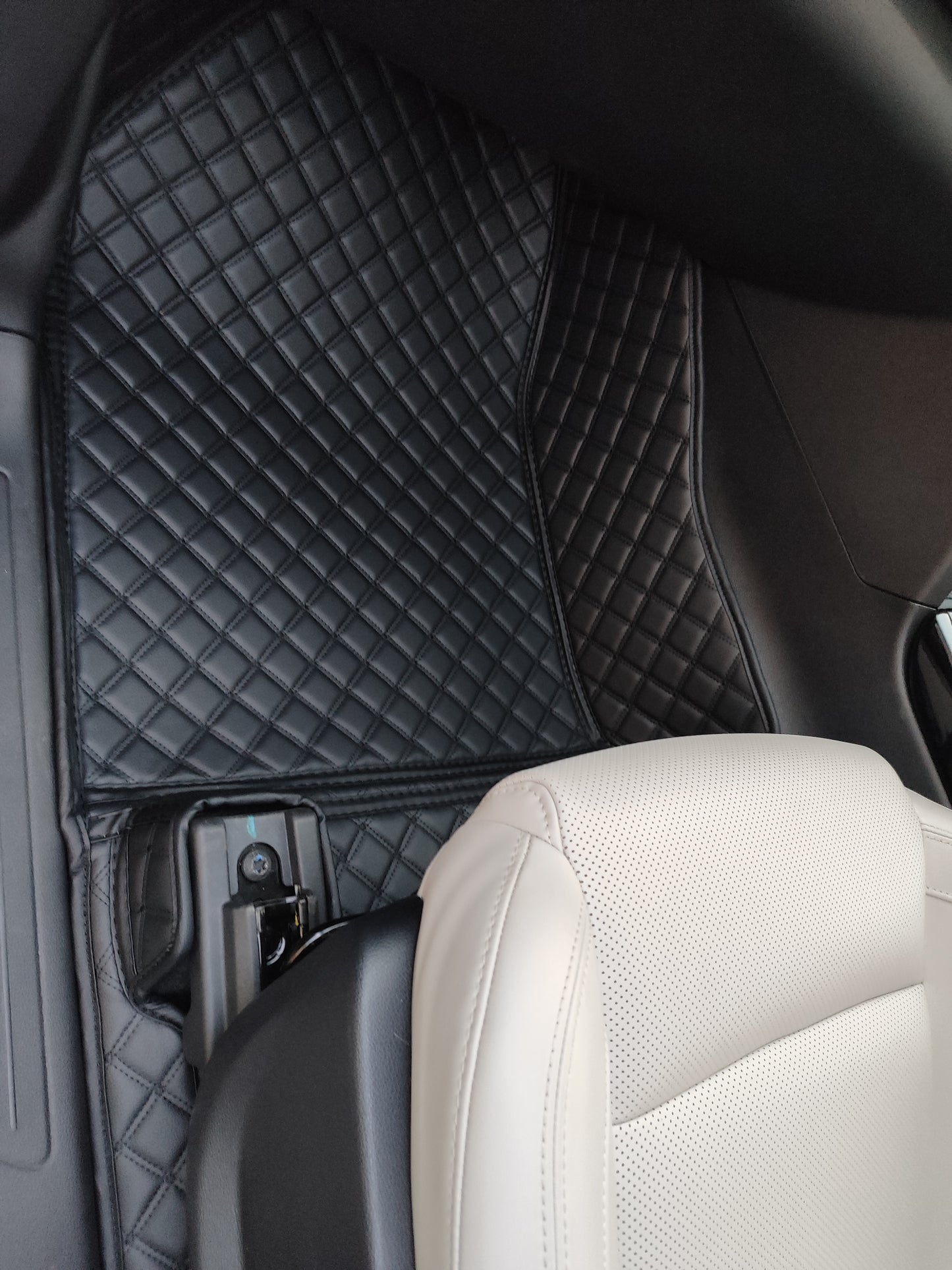 Custom-made floor mats for Mahindra XUV700