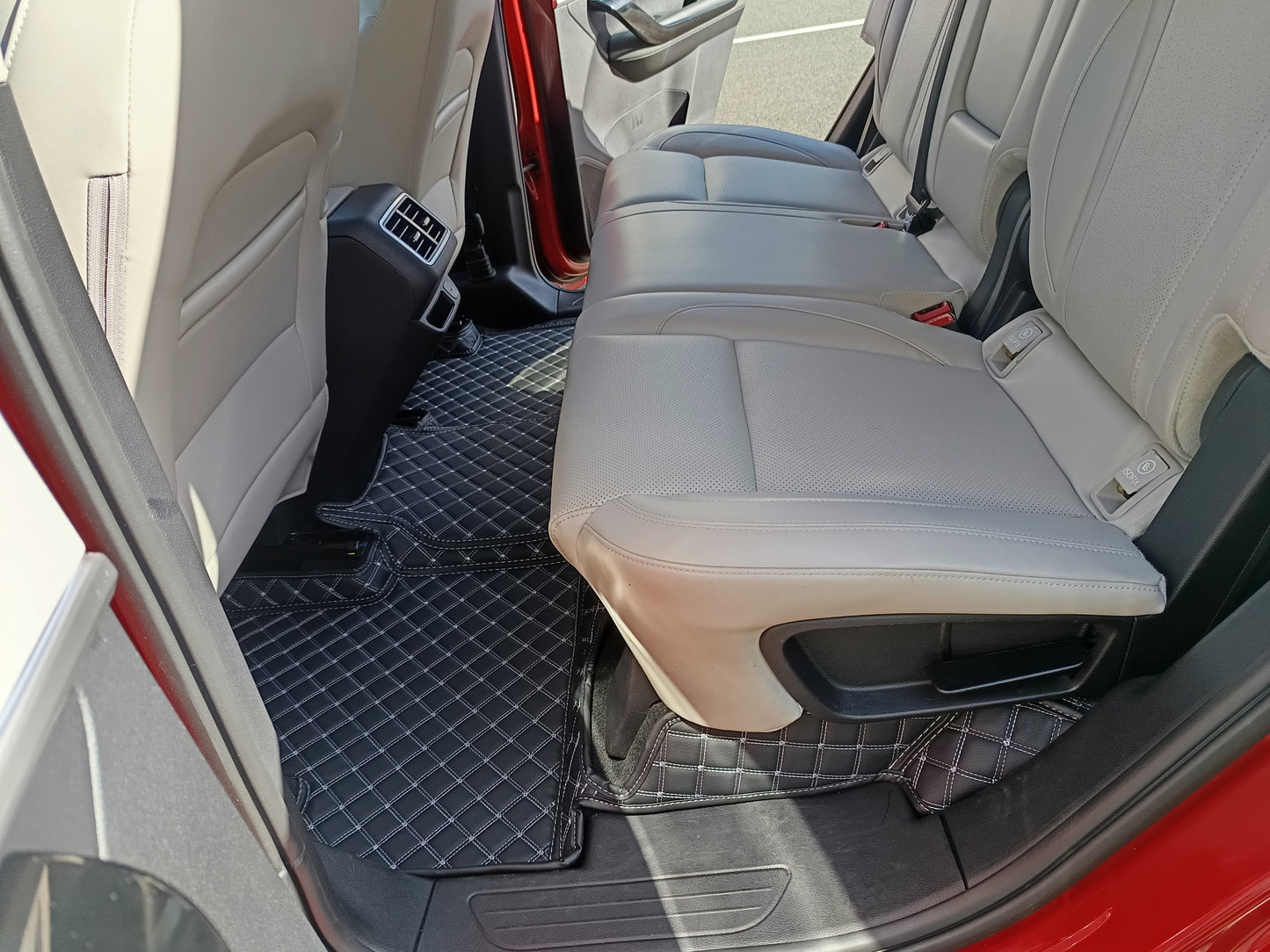 Custom-made floor mats for Mahindra XUV700