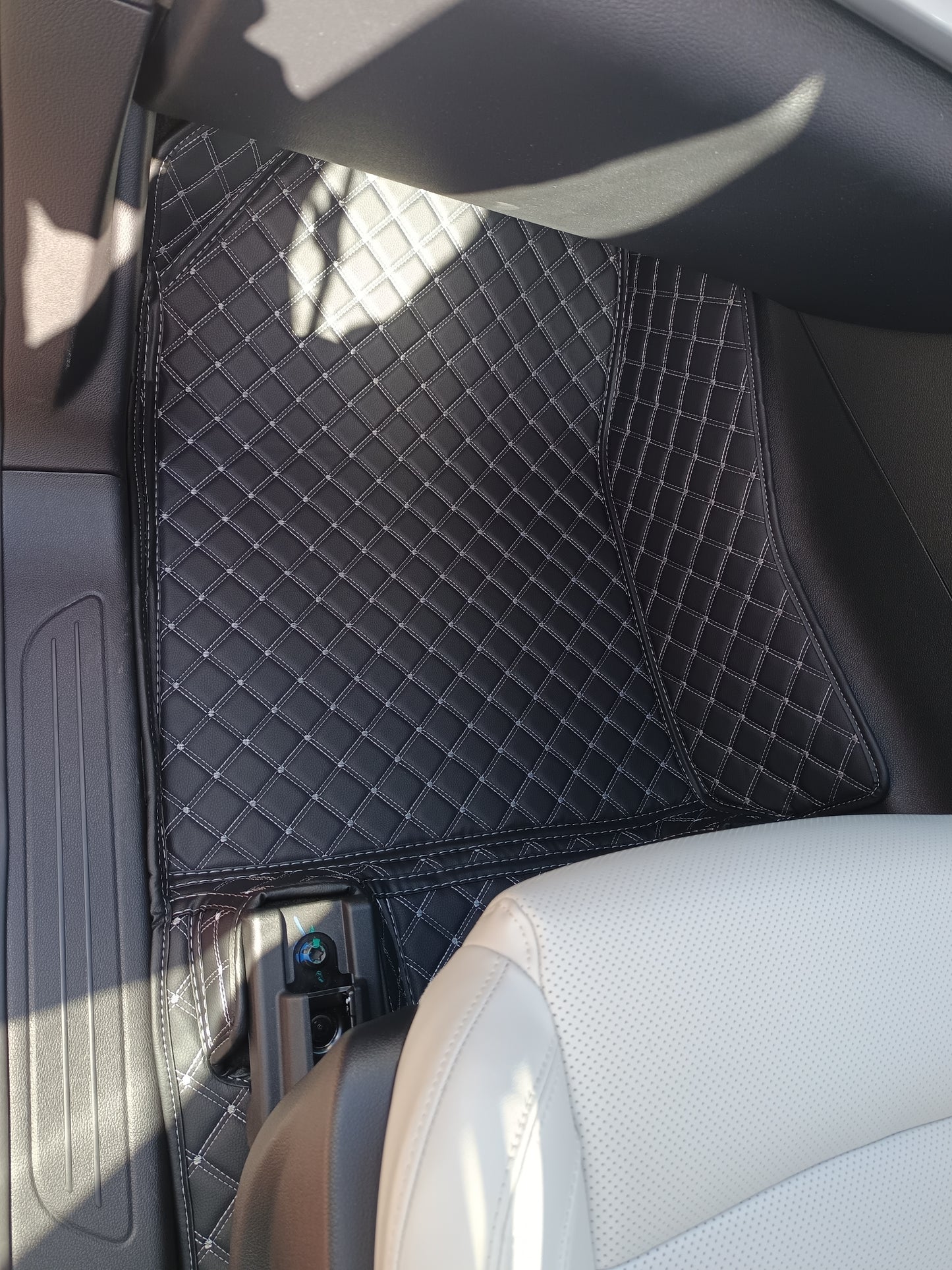 Custom-made floor mats for Mahindra XUV700