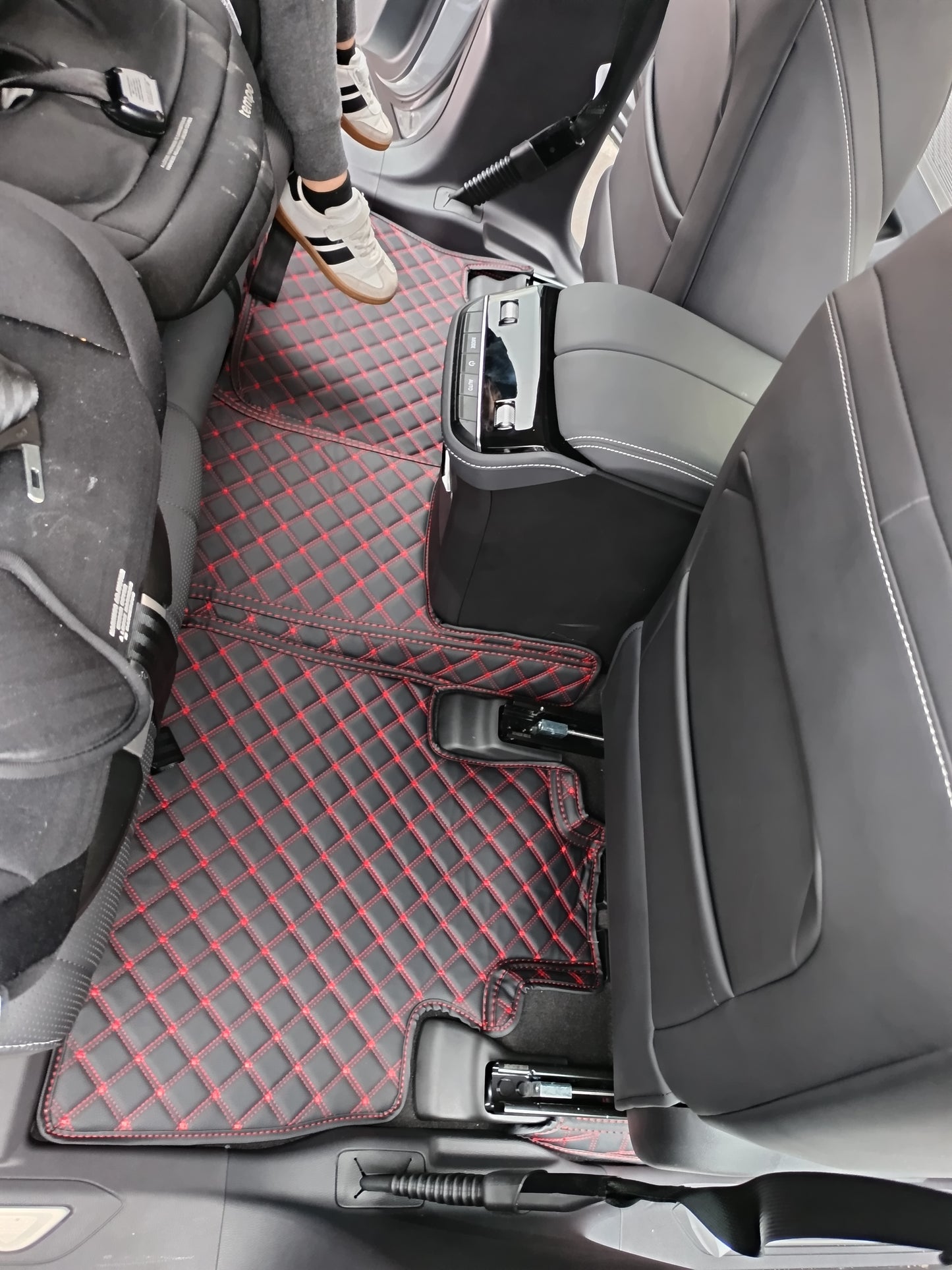 Custom-made floor mats for LDV D90 2017-2025