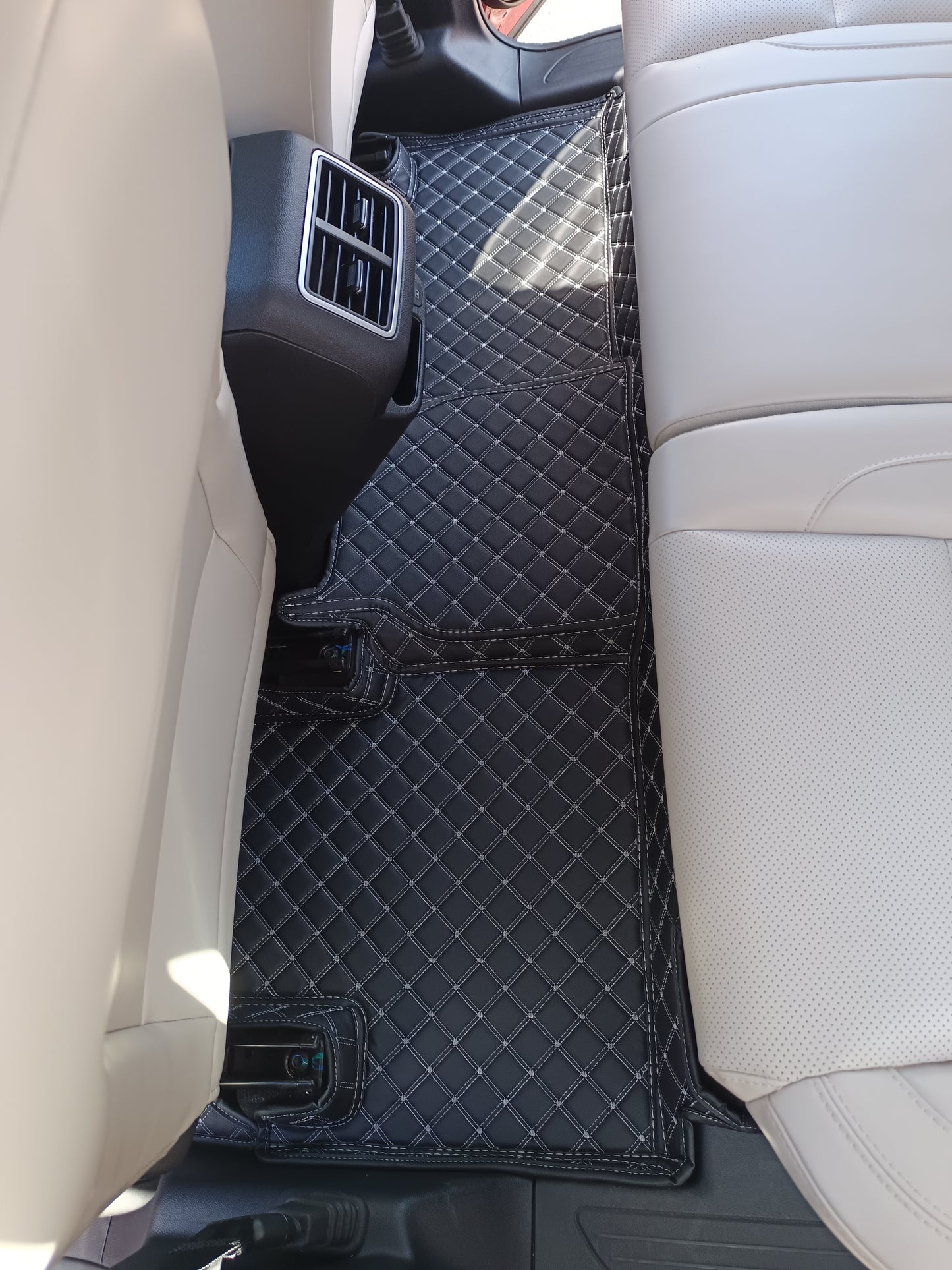 Custom-made floor mats for Mahindra XUV700