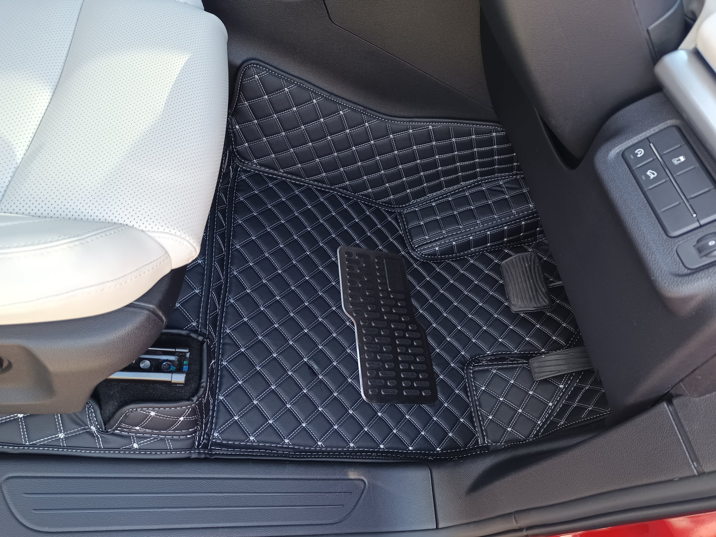 Custom-made floor mats for Mahindra XUV700