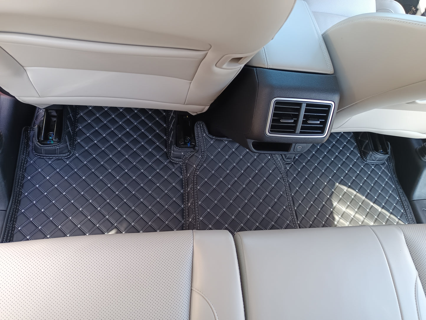 Custom-made floor mats for Mahindra XUV700