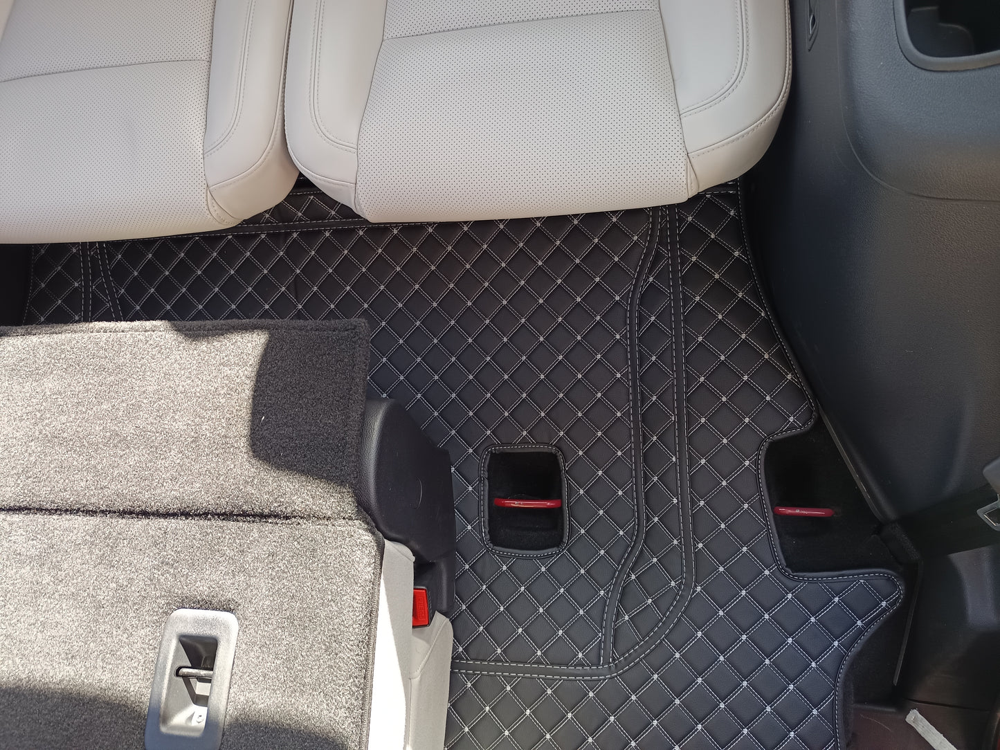 Custom-made floor mats for Mahindra XUV700